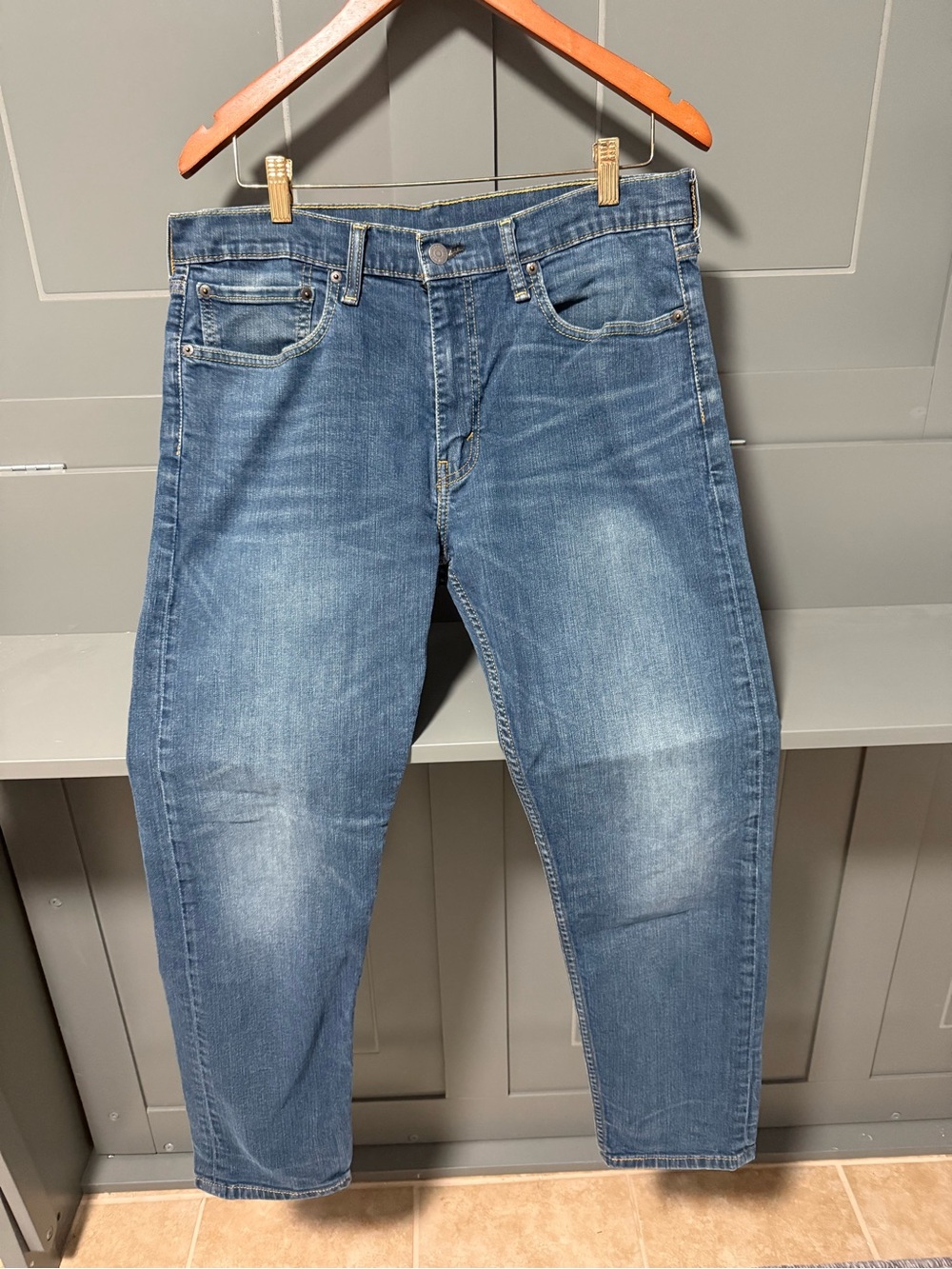 Levi's 502 Men's Medium Blue Relaxed Fit Jeans